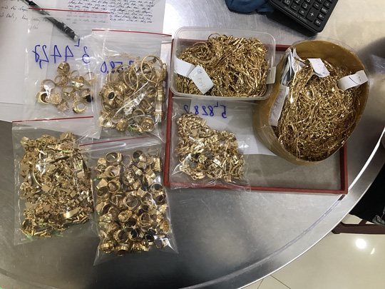 Nhân viên lén lút trộm 27kg vàng: Gia đình trước đây rất nghèo bỗng xây nhà, sắm xe? - 1 Nhân viên lén lút trộm 27kg vàng: Gia đình trước đây rất nghèo bỗng xây nhà, sắm xe? - 1