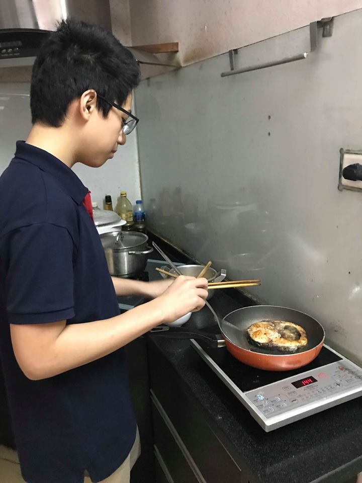 Cư dân mạng phát sốt với 'soái ca lớp 8' tự nấu cơm ngon như nhà hàng - 1 Cư dân mạng phát sốt với 'soái ca lớp 8' tự nấu cơm ngon như nhà hàng - 1