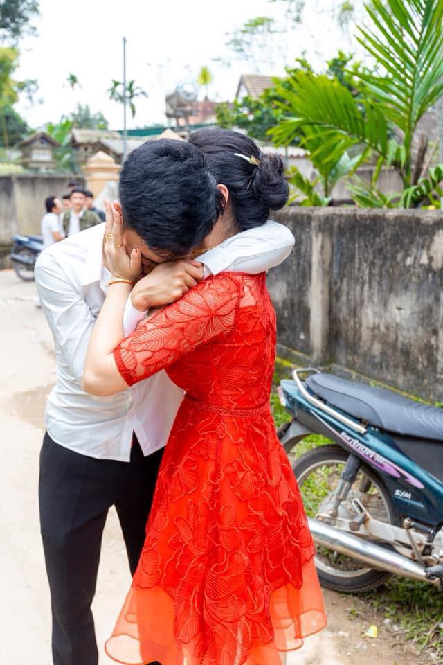 Anh trai bật khóc nức nở trong ngày em gái đi lấy chồng và 4 bức ảnh gây 'sốt' mạng xã hội Anh trai bật khóc nức nở trong ngày em gái đi lấy chồng và 4 bức ảnh gây 'sốt' mạng xã hội