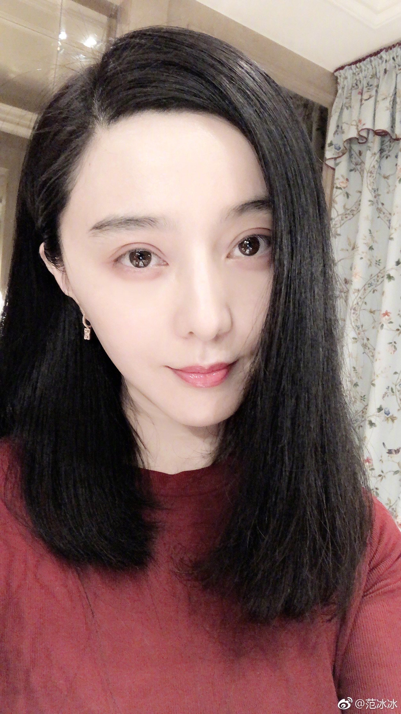Nữ hoàng Phạm Băng Băng chính thức trở lại showbiz bằng loạt ảnh selfie gây sốt đêm giao thừa - 1 Nữ hoàng Phạm Băng Băng chính thức trở lại showbiz bằng loạt ảnh selfie gây sốt đêm giao thừa - 1
