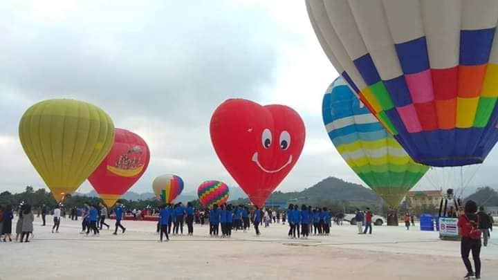 Lễ Valentine, giới trẻ chụp ảnh cưới, thể hiện tình yêu trên khinh khí cầu - 1 Lễ Valentine, giới trẻ chụp ảnh cưới, thể hiện tình yêu trên khinh khí cầu - 1
