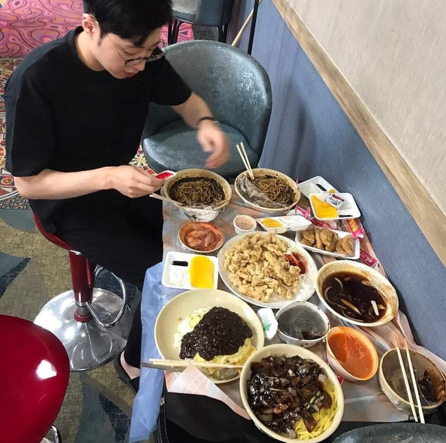 Cư dân mạng choáng với cô gái trẻ hết 'chôm' ảnh bữa cơm đến 'chồng người ta' về để sống ảo - 1 Cư dân mạng choáng với cô gái trẻ hết 'chôm' ảnh bữa cơm đến 'chồng người ta' về để sống ảo - 1