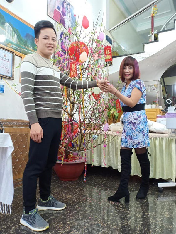 Vợ chồng cô dâu 62 tuổi lại diện áo đôi, khoe hình ảnh tình tứ như chưa hề có tin đồn ly hôn - 6 Vợ chồng cô dâu 62 tuổi lại diện áo đôi, khoe hình ảnh tình tứ như chưa hề có tin đồn ly hôn - 6