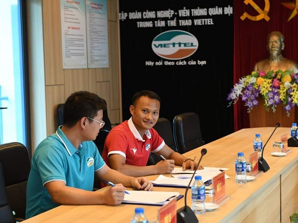 'Lật kèo' với SLNA để gia nhập Viettel, Trọng Hoàng phải... ngồi ngoài nửa đầu mùa giải 'Lật kèo' với SLNA để gia nhập Viettel, Trọng Hoàng phải... ngồi ngoài nửa đầu mùa giải