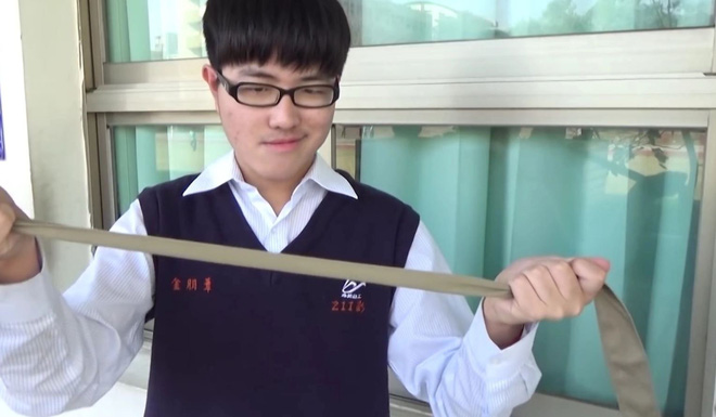 Chỉ một câu nói đầy phũ phàng của hoa khôi lớp đã khiến 'hoàng tử cóc' lột xác thành hot boy - 2 Chỉ một câu nói đầy phũ phàng của hoa khôi lớp đã khiến 'hoàng tử cóc' lột xác thành hot boy - 2
