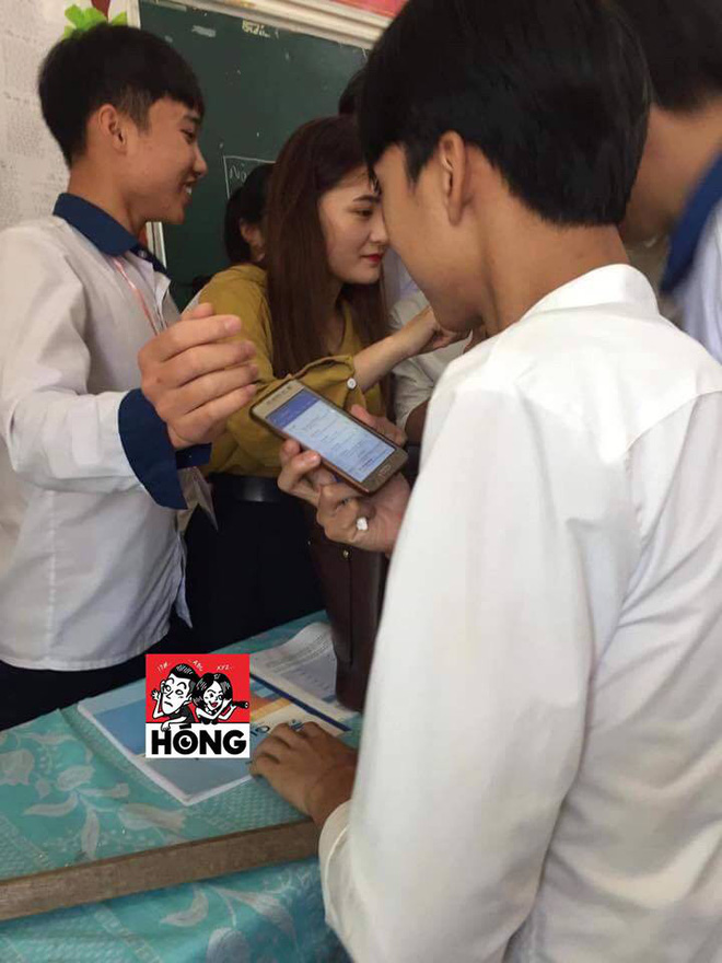 Đứng trên bục giảng, cô giáo bị học sinh bủa vây xung quanh, lén chụp ảnh vì quá xinh đẹp - 2 Đứng trên bục giảng, cô giáo bị học sinh bủa vây xung quanh, lén chụp ảnh vì quá xinh đẹp - 2