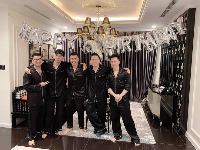 Only C được vợ bí mật tổ chức sinh nhật, hạnh phúc vì bạn thân từ Mỹ cũng lặn lội về dự - 2 Only C được vợ bí mật tổ chức sinh nhật, hạnh phúc vì bạn thân từ Mỹ cũng lặn lội về dự - 2
