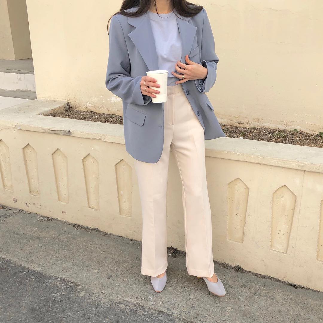 Nếu trời chỉ se lạnh, bạn hãy nghĩ đến công thức mix áo thun/sơ mi + blazer dễ mặc và chắc chắn sẽ đẹp này - 1 Nếu trời chỉ se lạnh, bạn hãy nghĩ đến công thức mix áo thun/sơ mi + blazer dễ mặc và chắc chắn sẽ đẹp này - 1