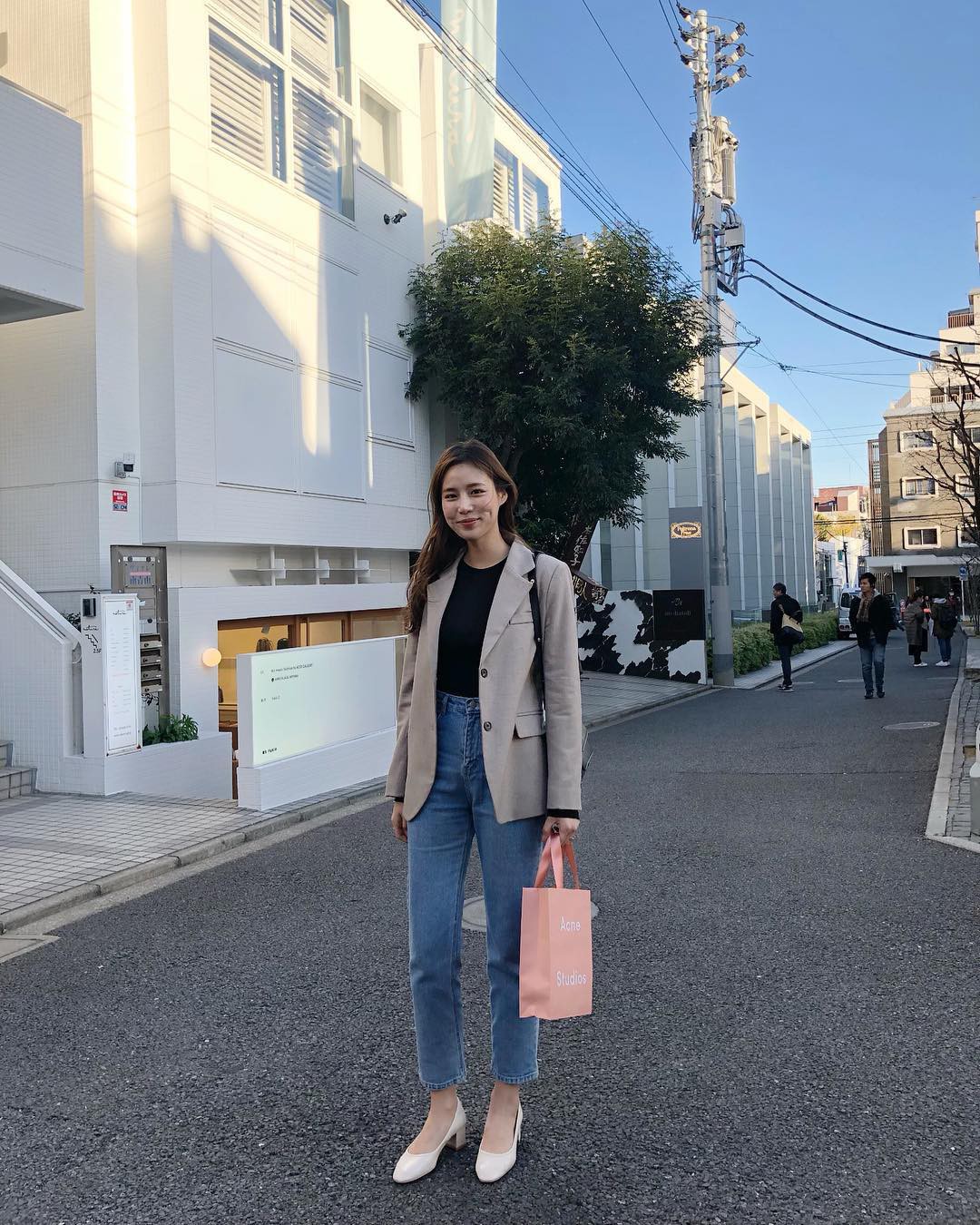 Nếu trời chỉ se lạnh, bạn hãy nghĩ đến công thức mix áo thun/sơ mi + blazer dễ mặc và chắc chắn sẽ đẹp này - 2 Nếu trời chỉ se lạnh, bạn hãy nghĩ đến công thức mix áo thun/sơ mi + blazer dễ mặc và chắc chắn sẽ đẹp này - 2