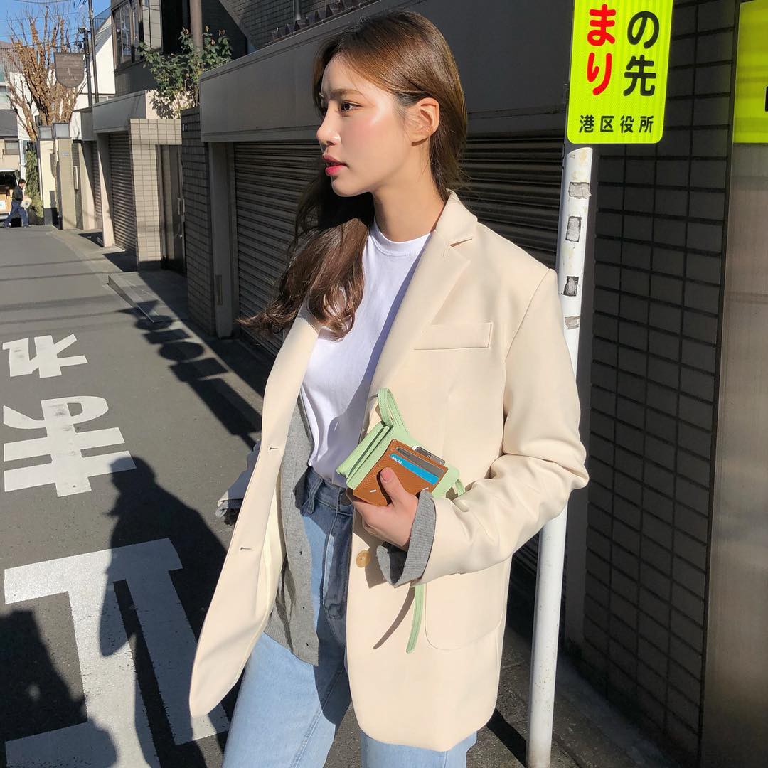Nếu trời chỉ se lạnh, bạn hãy nghĩ đến công thức mix áo thun/sơ mi + blazer dễ mặc và chắc chắn sẽ đẹp này - 3 Nếu trời chỉ se lạnh, bạn hãy nghĩ đến công thức mix áo thun/sơ mi + blazer dễ mặc và chắc chắn sẽ đẹp này - 3