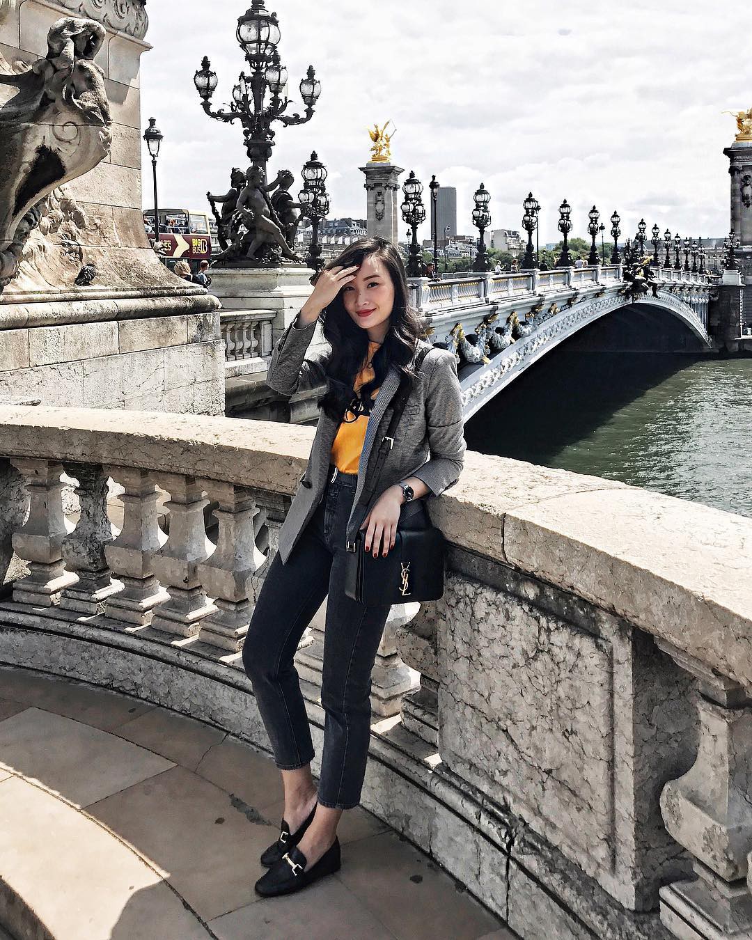Nếu trời chỉ se lạnh, bạn hãy nghĩ đến công thức mix áo thun/sơ mi + blazer dễ mặc và chắc chắn sẽ đẹp này - 4 Nếu trời chỉ se lạnh, bạn hãy nghĩ đến công thức mix áo thun/sơ mi + blazer dễ mặc và chắc chắn sẽ đẹp này - 4