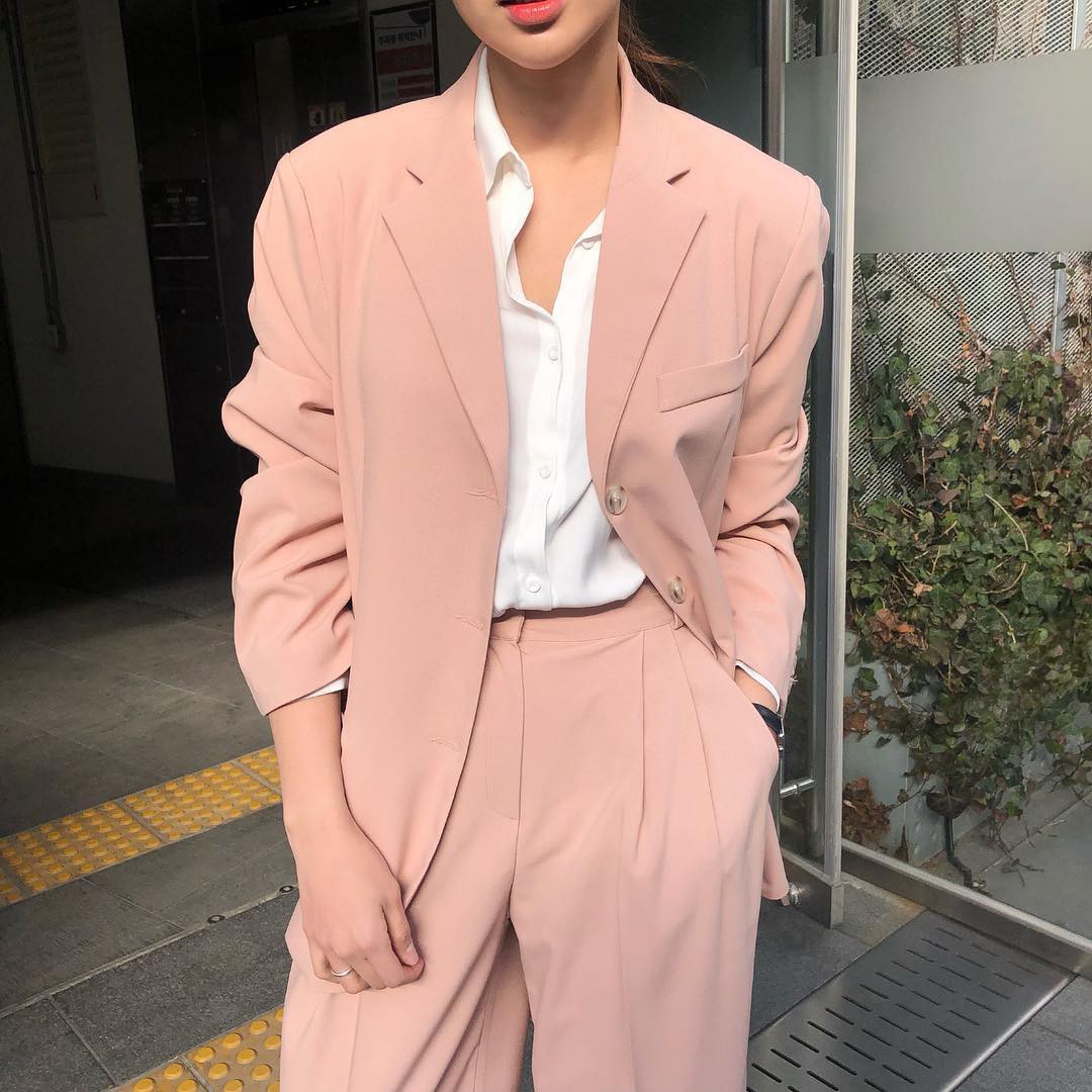 Nếu trời chỉ se lạnh, bạn hãy nghĩ đến công thức mix áo thun/sơ mi + blazer dễ mặc và chắc chắn sẽ đẹp này - 10 Nếu trời chỉ se lạnh, bạn hãy nghĩ đến công thức mix áo thun/sơ mi + blazer dễ mặc và chắc chắn sẽ đẹp này - 10