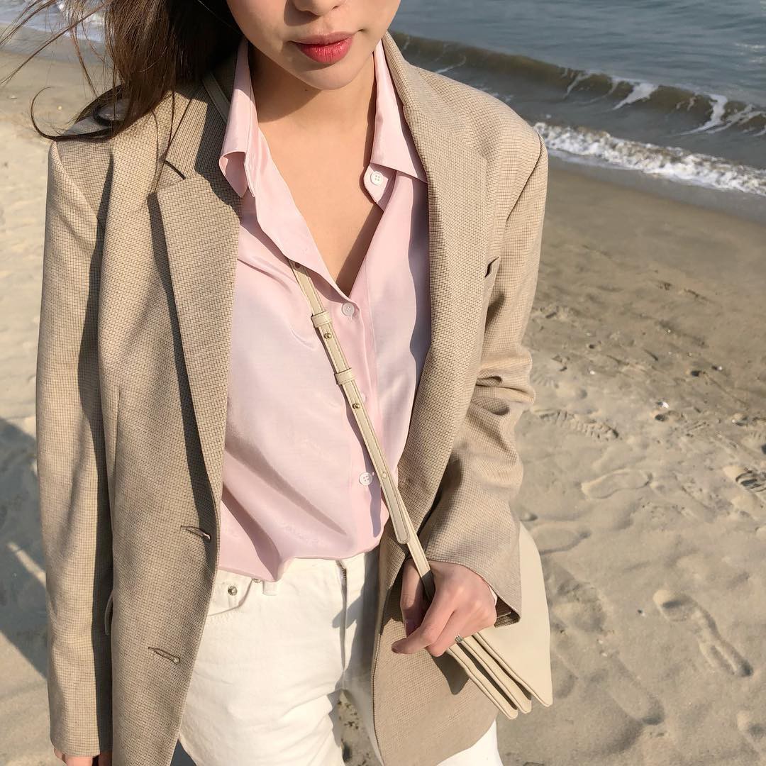 Nếu trời chỉ se lạnh, bạn hãy nghĩ đến công thức mix áo thun/sơ mi + blazer dễ mặc và chắc chắn sẽ đẹp này - 11 Nếu trời chỉ se lạnh, bạn hãy nghĩ đến công thức mix áo thun/sơ mi + blazer dễ mặc và chắc chắn sẽ đẹp này - 11