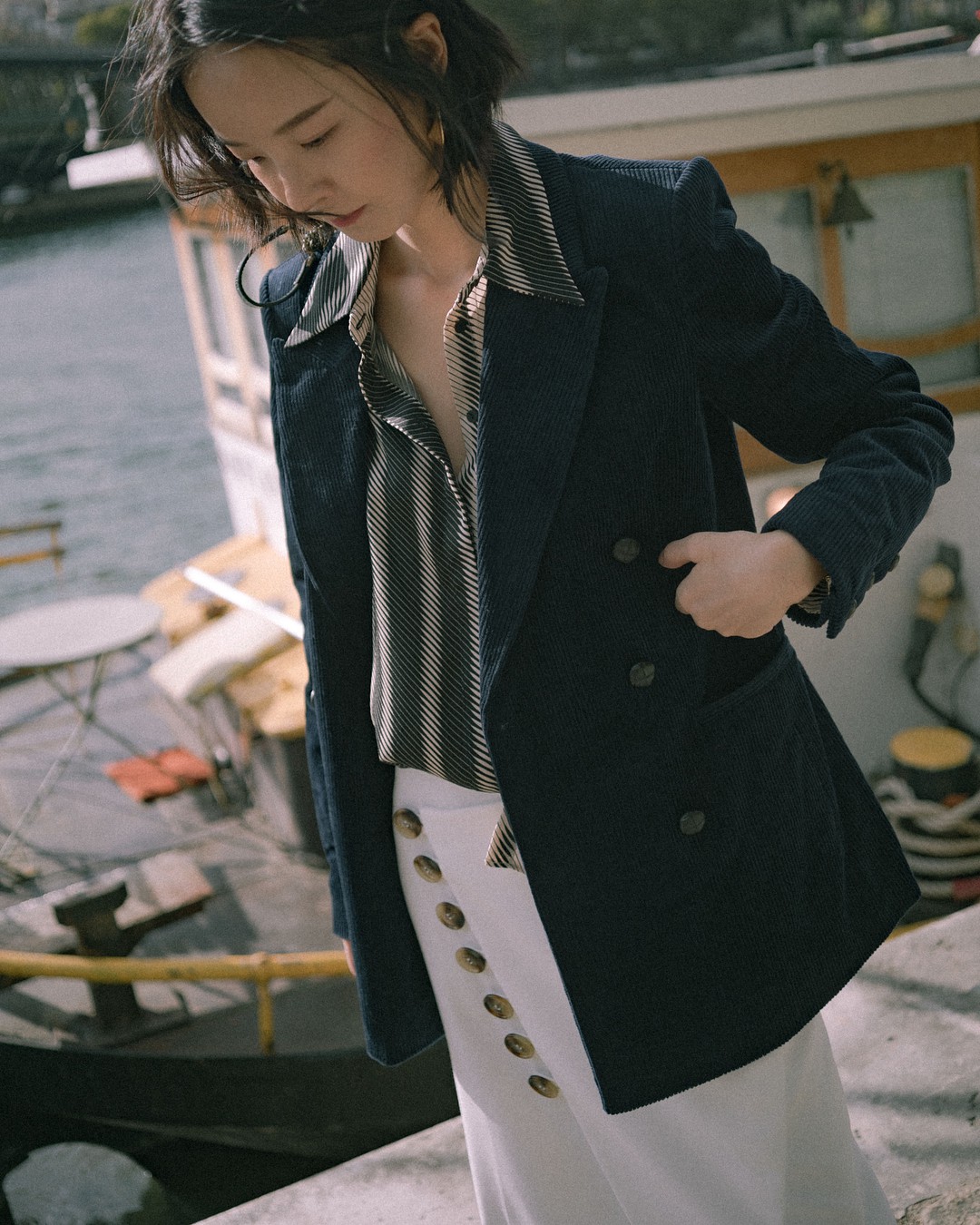 Nếu trời chỉ se lạnh, bạn hãy nghĩ đến công thức mix áo thun/sơ mi + blazer dễ mặc và chắc chắn sẽ đẹp này - 12 Nếu trời chỉ se lạnh, bạn hãy nghĩ đến công thức mix áo thun/sơ mi + blazer dễ mặc và chắc chắn sẽ đẹp này - 12