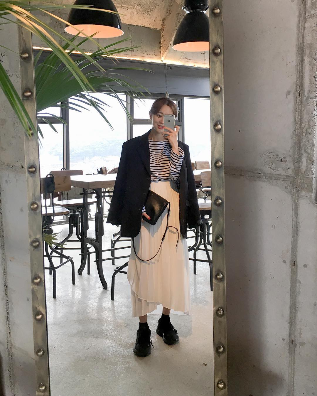 Nếu trời chỉ se lạnh, bạn hãy nghĩ đến công thức mix áo thun/sơ mi + blazer dễ mặc và chắc chắn sẽ đẹp này - 14 Nếu trời chỉ se lạnh, bạn hãy nghĩ đến công thức mix áo thun/sơ mi + blazer dễ mặc và chắc chắn sẽ đẹp này - 14