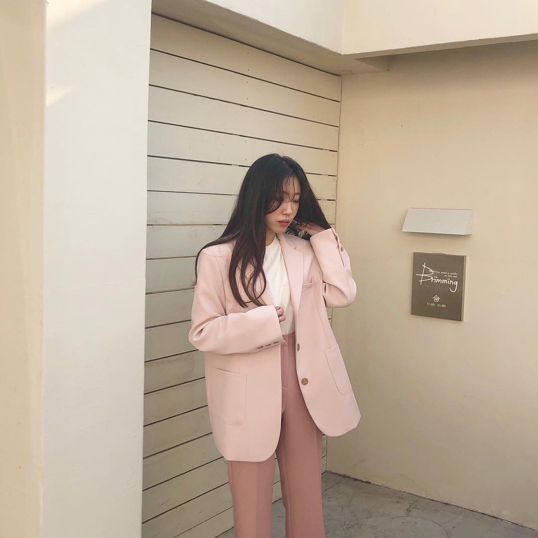 Nếu trời chỉ se lạnh, bạn hãy nghĩ đến công thức mix áo thun/sơ mi + blazer dễ mặc và chắc chắn sẽ đẹp này Nếu trời chỉ se lạnh, bạn hãy nghĩ đến công thức mix áo thun/sơ mi + blazer dễ mặc và chắc chắn sẽ đẹp này