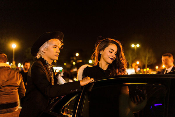 Hà Hồ diện áo lông sang chảnh, sánh đôi cùng Lý Quí Khánh trong show Saint Laurent tại Tuần lễ thời trang Paris Hà Hồ diện áo lông sang chảnh, sánh đôi cùng Lý Quí Khánh trong show Saint Laurent tại Tuần lễ thời trang Paris