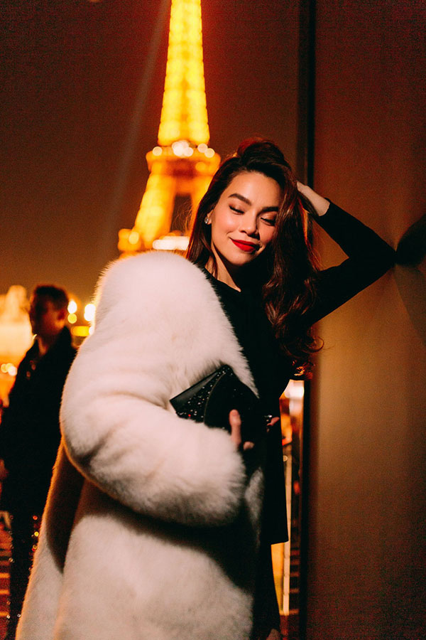 Hà Hồ diện áo lông sang chảnh, sánh đôi cùng Lý Quí Khánh trong show Saint Laurent tại Tuần lễ thời trang Paris - 1 Hà Hồ diện áo lông sang chảnh, sánh đôi cùng Lý Quí Khánh trong show Saint Laurent tại Tuần lễ thời trang Paris - 1