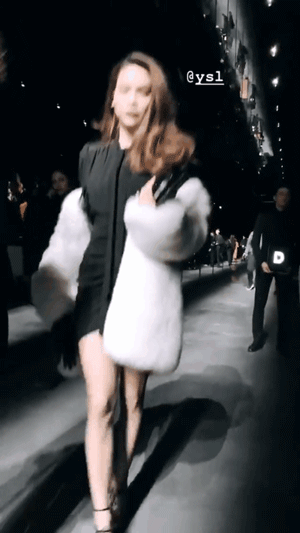 Hà Hồ diện áo lông sang chảnh, sánh đôi cùng Lý Quí Khánh trong show Saint Laurent tại Tuần lễ thời trang Paris - 3 Hà Hồ diện áo lông sang chảnh, sánh đôi cùng Lý Quí Khánh trong show Saint Laurent tại Tuần lễ thời trang Paris - 3