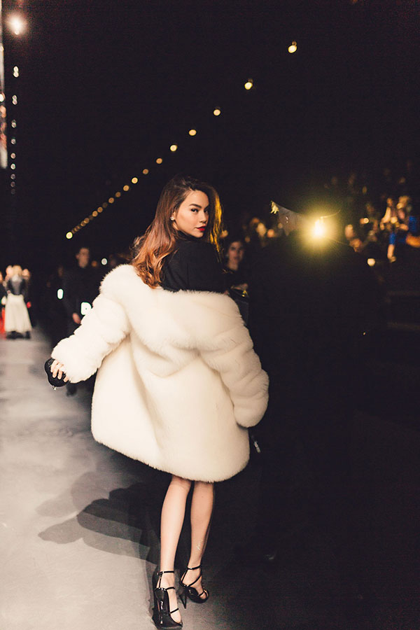 Hà Hồ diện áo lông sang chảnh, sánh đôi cùng Lý Quí Khánh trong show Saint Laurent tại Tuần lễ thời trang Paris - 4 Hà Hồ diện áo lông sang chảnh, sánh đôi cùng Lý Quí Khánh trong show Saint Laurent tại Tuần lễ thời trang Paris - 4