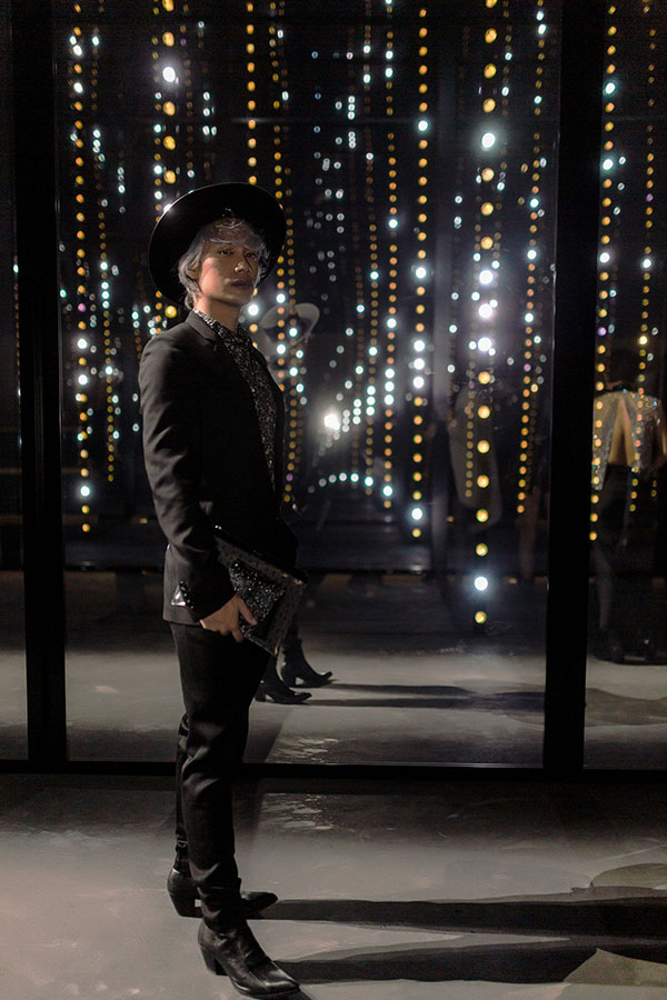 Hà Hồ diện áo lông sang chảnh, sánh đôi cùng Lý Quí Khánh trong show Saint Laurent tại Tuần lễ thời trang Paris - 6 Hà Hồ diện áo lông sang chảnh, sánh đôi cùng Lý Quí Khánh trong show Saint Laurent tại Tuần lễ thời trang Paris - 6
