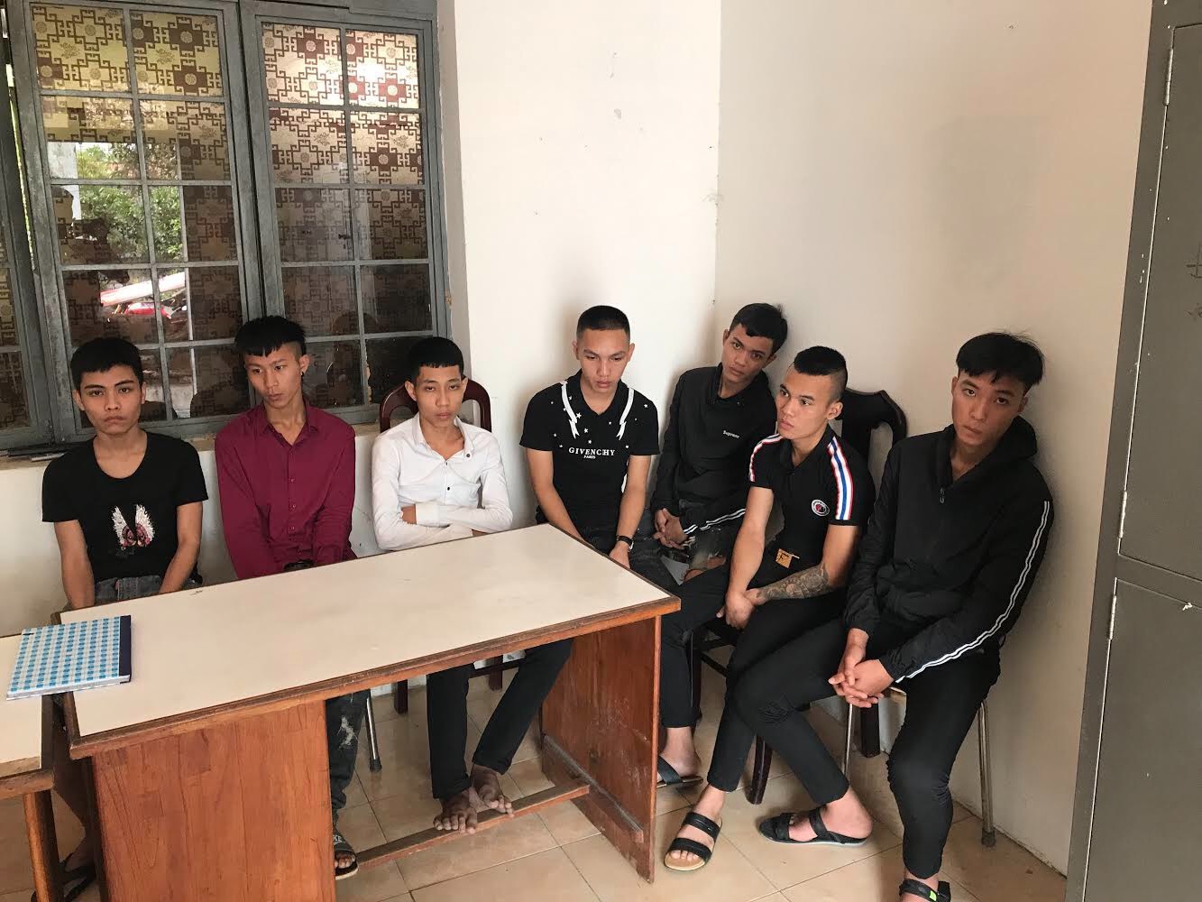 Bắt 8 thanh thiếu niên thuê nhà nghỉ ở Đà Nẵng để 'đập đá' Bắt 8 thanh thiếu niên thuê nhà nghỉ ở Đà Nẵng để 'đập đá'