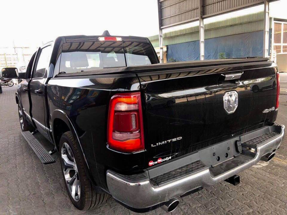 Ram 1500 Limited hàng hiếm giá 4,5 tỷ đồng cập cảng Việt Nam - xe độc cho khách Việt không thích Ford F-150 Raptor Ram 1500 Limited hàng hiếm giá 4,5 tỷ đồng cập cảng Việt Nam - xe độc cho khách Việt không thích Ford F-150 Raptor