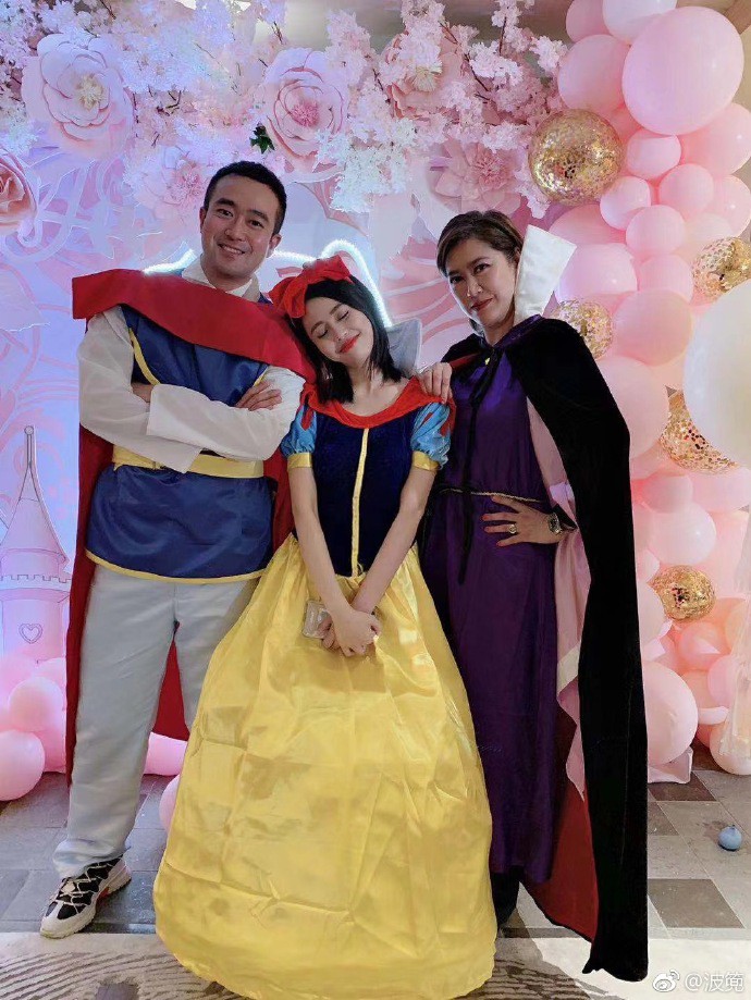 Sinh nhật hoành tráng của Angela Baby: Nữ chính cosplay Elsa, dàn bạn 'quẩy' hết mình, nhưng ông xã không có mặt? - 4 Sinh nhật hoành tráng của Angela Baby: Nữ chính cosplay Elsa, dàn bạn 'quẩy' hết mình, nhưng ông xã không có mặt? - 4