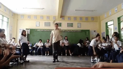 Khi bạn đam mê nhảy múa nhưng bố mẹ lại bắt làm giáo viên: Thầy giáo nhà người ta là đây chứ đâu! - 1 Khi bạn đam mê nhảy múa nhưng bố mẹ lại bắt làm giáo viên: Thầy giáo nhà người ta là đây chứ đâu! - 1