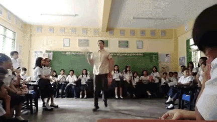 Khi bạn đam mê nhảy múa nhưng bố mẹ lại bắt làm giáo viên: Thầy giáo nhà người ta là đây chứ đâu! Khi bạn đam mê nhảy múa nhưng bố mẹ lại bắt làm giáo viên: Thầy giáo nhà người ta là đây chứ đâu!