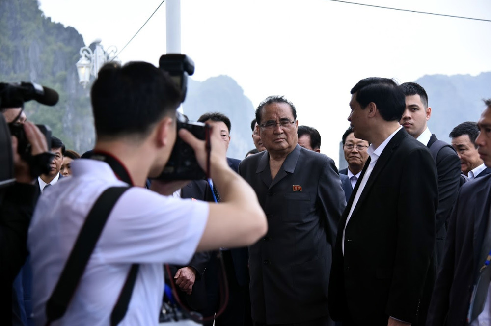 Tác phong 'mật vụ' rất riêng của phóng viên Triều Tiên theo chân ông Kim Jong-un - 1 Tác phong 'mật vụ' rất riêng của phóng viên Triều Tiên theo chân ông Kim Jong-un - 1