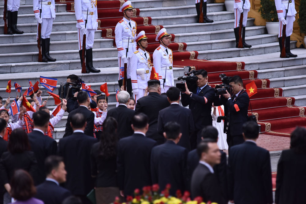 Tác phong 'mật vụ' rất riêng của phóng viên Triều Tiên theo chân ông Kim Jong-un - 10 Tác phong 'mật vụ' rất riêng của phóng viên Triều Tiên theo chân ông Kim Jong-un - 10
