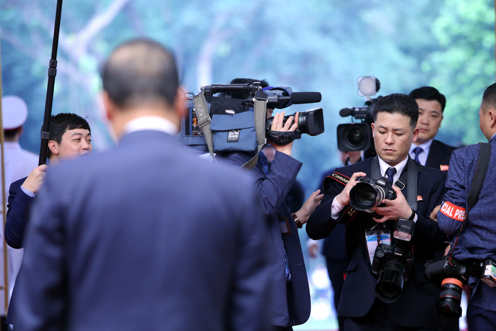 Tác phong 'mật vụ' rất riêng của phóng viên Triều Tiên theo chân ông Kim Jong-un - 11 Tác phong 'mật vụ' rất riêng của phóng viên Triều Tiên theo chân ông Kim Jong-un - 11