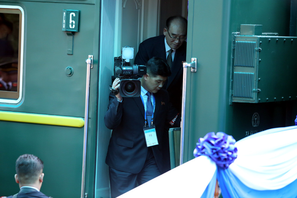 Tác phong 'mật vụ' rất riêng của phóng viên Triều Tiên theo chân ông Kim Jong-un - 7 Tác phong 'mật vụ' rất riêng của phóng viên Triều Tiên theo chân ông Kim Jong-un - 7