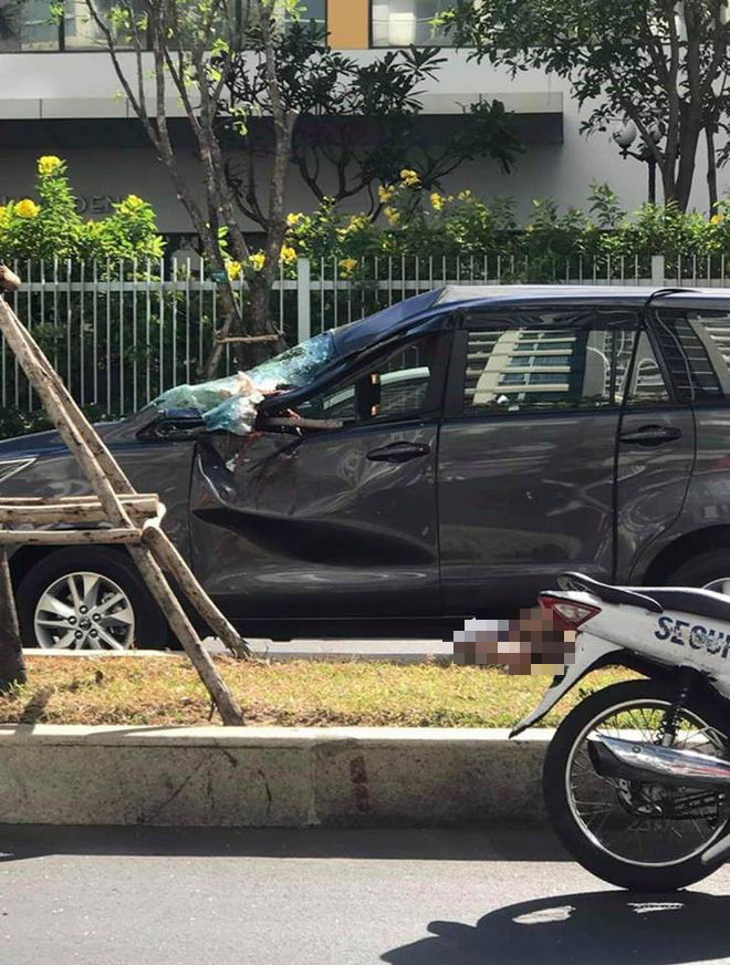 TP.HCM: Người đàn ông ngoại quốc rơi từ tầng 49 xuống mui xe ô tô, tử vong tại chỗ TP.HCM: Người đàn ông ngoại quốc rơi từ tầng 49 xuống mui xe ô tô, tử vong tại chỗ