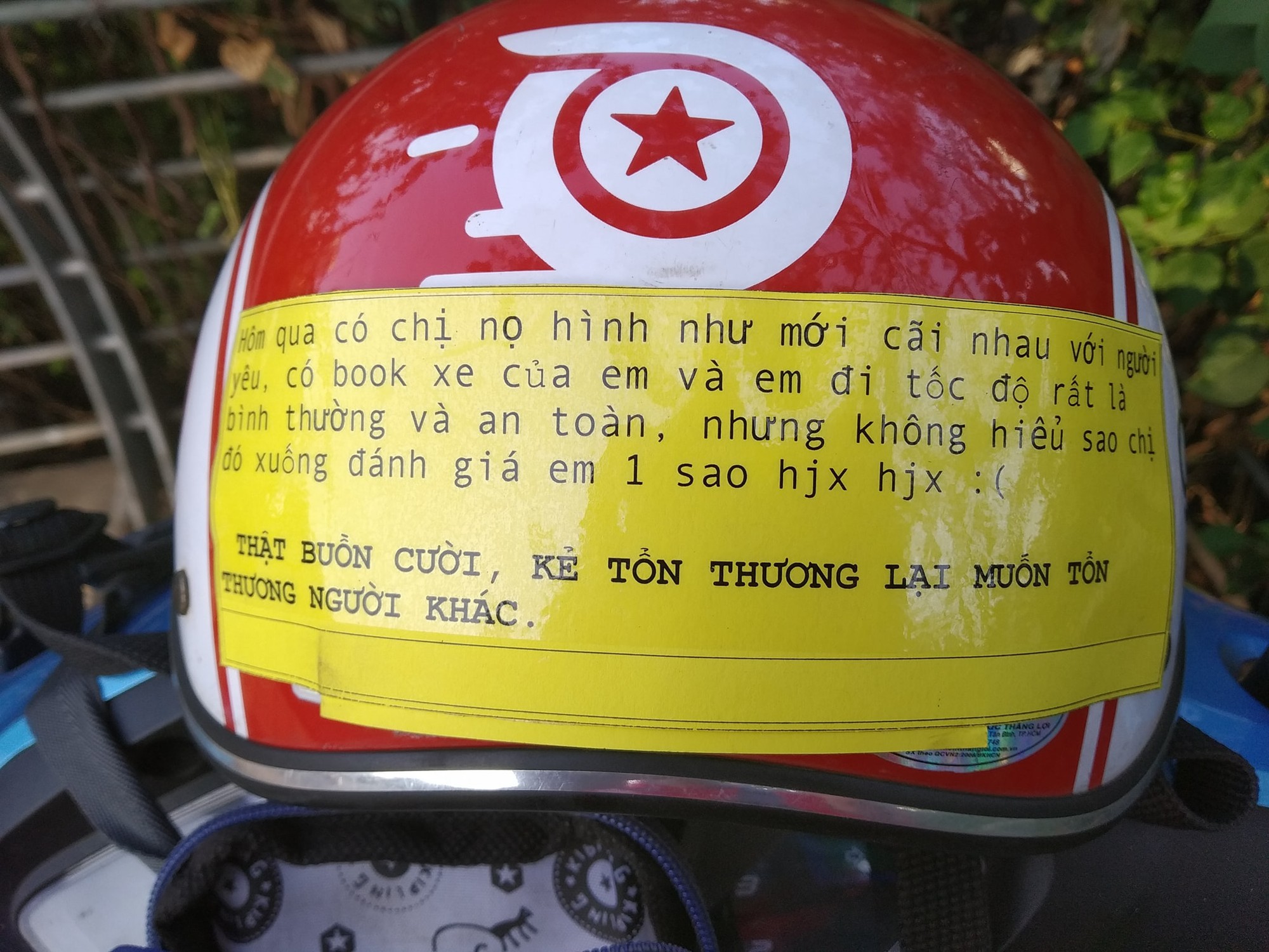 Anh xe ôm công nghệ than thở dù chạy an toàn vẫn bị đánh 1 sao chỉ vì khách cãi nhau với người yêu: 'Kẻ tổn thương lại muốn tổn thương người khác' Anh xe ôm công nghệ than thở dù chạy an toàn vẫn bị đánh 1 sao chỉ vì khách cãi nhau với người yêu: 'Kẻ tổn thương lại muốn tổn thương người khác'