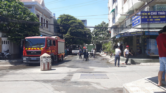 Chung cư ở Sài Gòn bốc cháy dữ dội, nhiều tiếng nổ phát ra - 2 Chung cư ở Sài Gòn bốc cháy dữ dội, nhiều tiếng nổ phát ra - 2