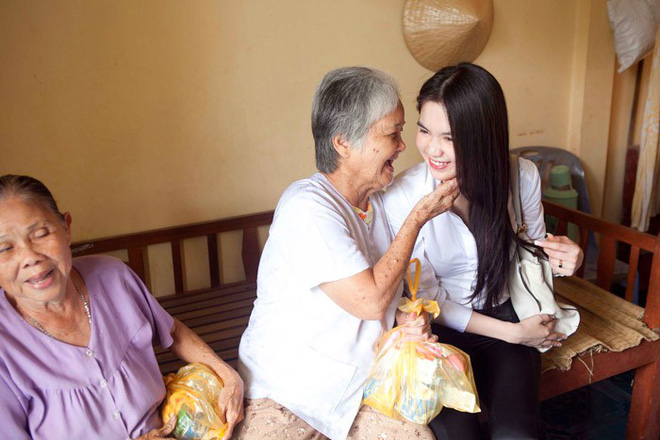 Nổi tiếng xài sang nhưng cách Ngọc Trinh nói về chuyện từ thiện khiến nhiều người bất ngờ - 1 Nổi tiếng xài sang nhưng cách Ngọc Trinh nói về chuyện từ thiện khiến nhiều người bất ngờ - 1