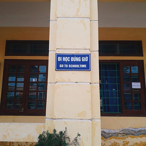 Khẩu hiệu trường học cực đanh thép được dịch 'word-by-word' sang tiếng Anh khiến dân mạng cười bò - 1 Khẩu hiệu trường học cực đanh thép được dịch 'word-by-word' sang tiếng Anh khiến dân mạng cười bò - 1
