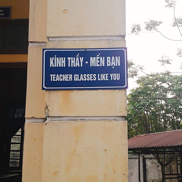 Khẩu hiệu trường học cực đanh thép được dịch 'word-by-word' sang tiếng Anh khiến dân mạng cười bò Khẩu hiệu trường học cực đanh thép được dịch 'word-by-word' sang tiếng Anh khiến dân mạng cười bò