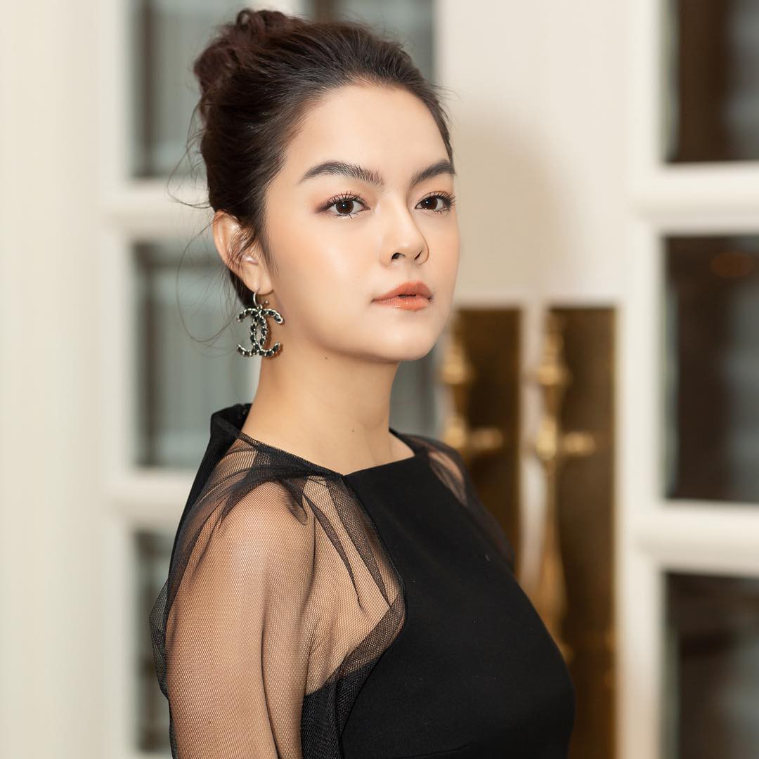 Cùng với Hà Tăng và Phạm Quỳnh Anh, còn loạt người đẹp sở hữu hàng lông mày không cần kẻ vẽ quá nhiều - 2 Cùng với Hà Tăng và Phạm Quỳnh Anh, còn loạt người đẹp sở hữu hàng lông mày không cần kẻ vẽ quá nhiều - 2