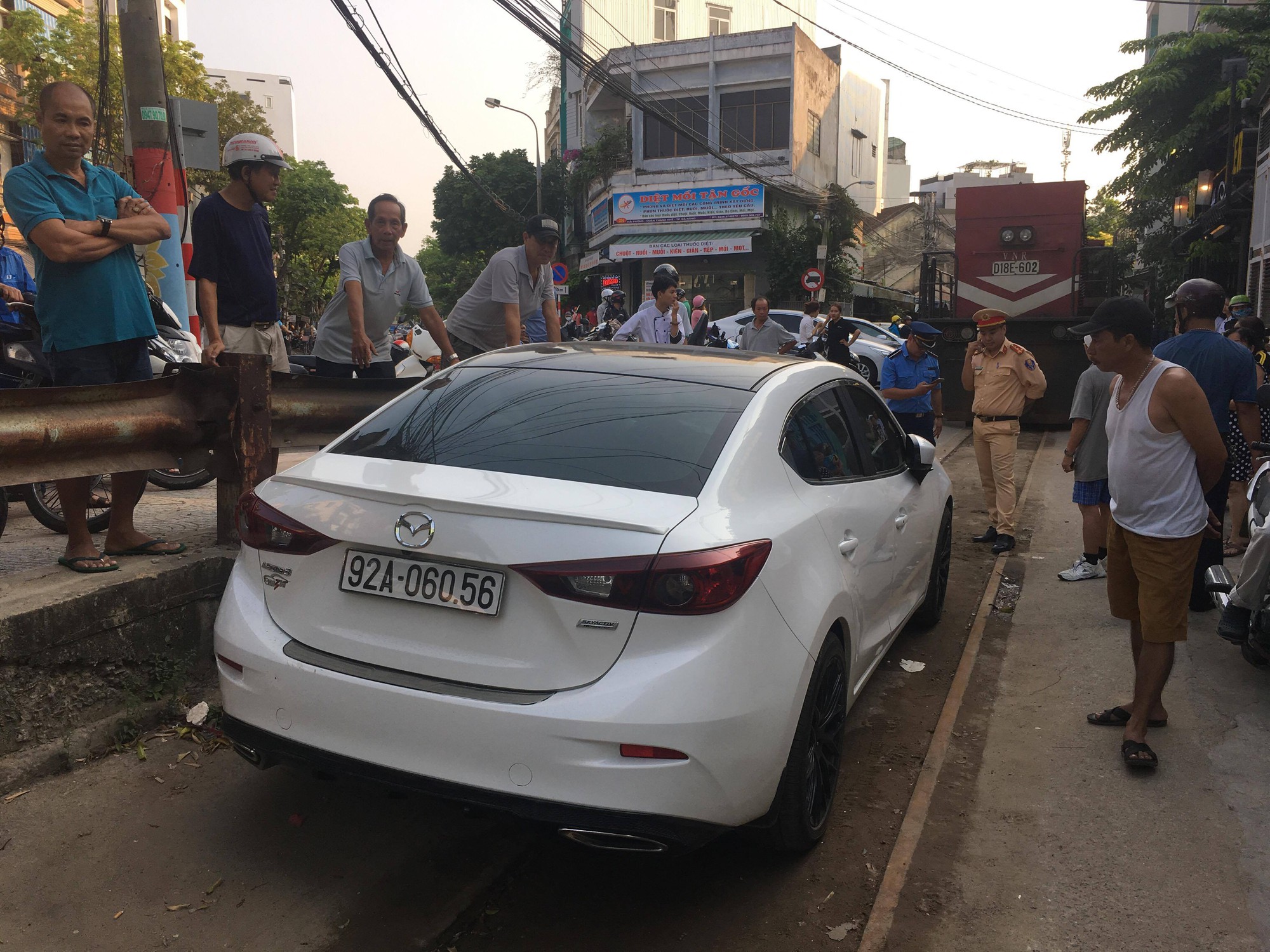 Tài xế đỗ ô tô giữa đường ray khiến đầu tàu lửa vào ga chậm 2 tiếng bị phạt 4 triệu Tài xế đỗ ô tô giữa đường ray khiến đầu tàu lửa vào ga chậm 2 tiếng bị phạt 4 triệu
