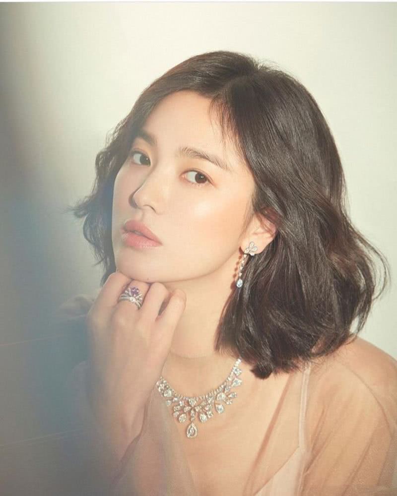 Song Joong Ki đăng ảnh ngọt ngào chụp cùng Song Hye Kyo đập tan tin đồn ly hôn nhưng sự thật là gì? - 2 Song Joong Ki đăng ảnh ngọt ngào chụp cùng Song Hye Kyo đập tan tin đồn ly hôn nhưng sự thật là gì? - 2