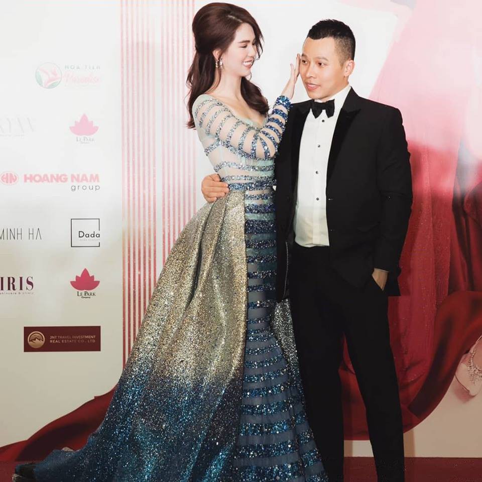 Giấu tiệt bạn trai lớn tuổi nhưng Ngọc Trinh lại công khai ôm hôn 'trai lạ', và đây là danh tính bất ngờ của anh chàng - 2 Giấu tiệt bạn trai lớn tuổi nhưng Ngọc Trinh lại công khai ôm hôn 'trai lạ', và đây là danh tính bất ngờ của anh chàng - 2