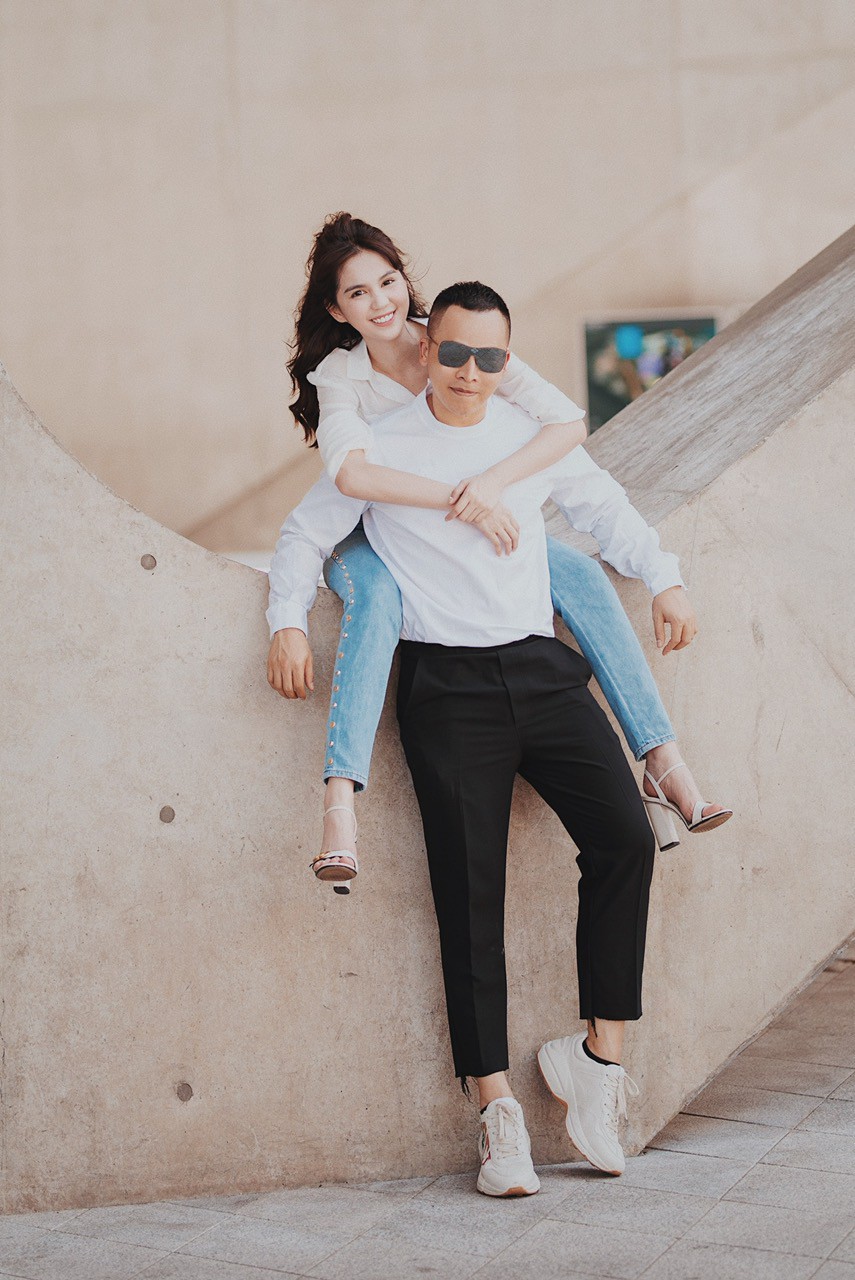 Giấu tiệt bạn trai lớn tuổi nhưng Ngọc Trinh lại công khai ôm hôn 'trai lạ', và đây là danh tính bất ngờ của anh chàng - 3 Giấu tiệt bạn trai lớn tuổi nhưng Ngọc Trinh lại công khai ôm hôn 'trai lạ', và đây là danh tính bất ngờ của anh chàng - 3