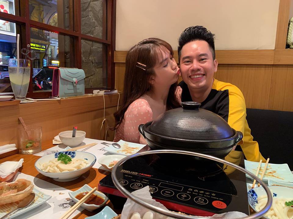 Giấu tiệt bạn trai lớn tuổi nhưng Ngọc Trinh lại công khai ôm hôn 'trai lạ', và đây là danh tính bất ngờ của anh chàng - 4 Giấu tiệt bạn trai lớn tuổi nhưng Ngọc Trinh lại công khai ôm hôn 'trai lạ', và đây là danh tính bất ngờ của anh chàng - 4
