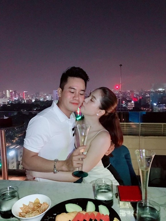 Giấu tiệt bạn trai lớn tuổi nhưng Ngọc Trinh lại công khai ôm hôn 'trai lạ', và đây là danh tính bất ngờ của anh chàng - 6 Giấu tiệt bạn trai lớn tuổi nhưng Ngọc Trinh lại công khai ôm hôn 'trai lạ', và đây là danh tính bất ngờ của anh chàng - 6