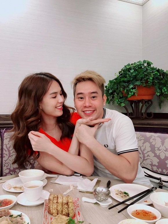 Giấu tiệt bạn trai lớn tuổi nhưng Ngọc Trinh lại công khai ôm hôn 'trai lạ', và đây là danh tính bất ngờ của anh chàng - 8 Giấu tiệt bạn trai lớn tuổi nhưng Ngọc Trinh lại công khai ôm hôn 'trai lạ', và đây là danh tính bất ngờ của anh chàng - 8