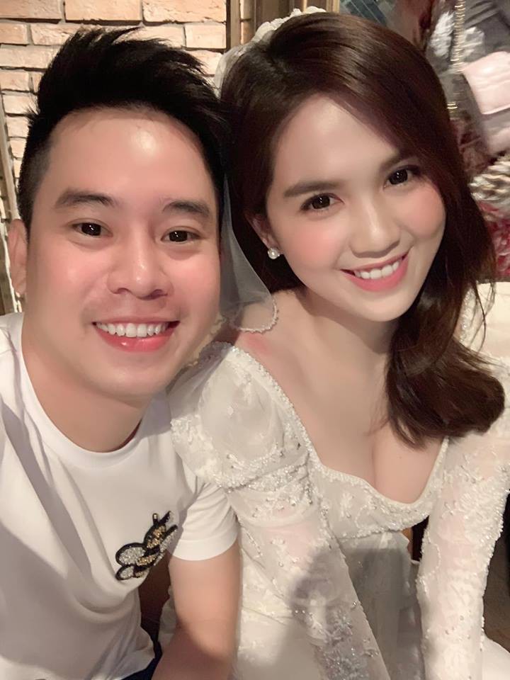 Giấu tiệt bạn trai lớn tuổi nhưng Ngọc Trinh lại công khai ôm hôn 'trai lạ', và đây là danh tính bất ngờ của anh chàng - 15 Giấu tiệt bạn trai lớn tuổi nhưng Ngọc Trinh lại công khai ôm hôn 'trai lạ', và đây là danh tính bất ngờ của anh chàng - 15