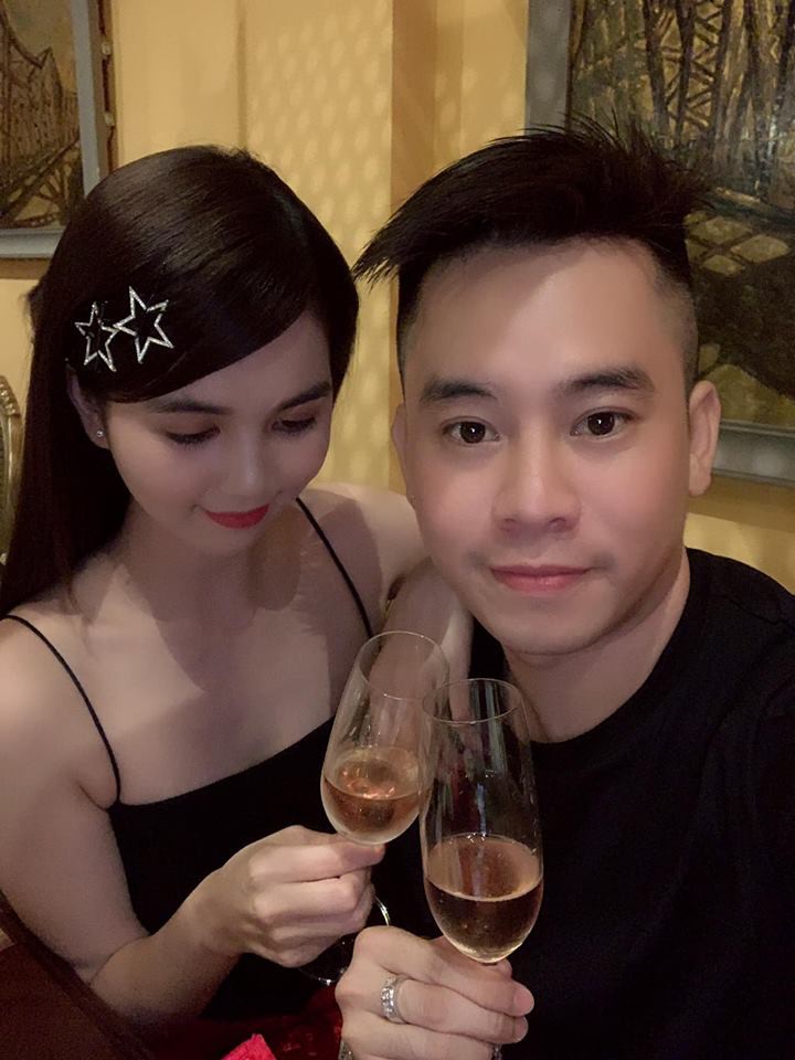 Giấu tiệt bạn trai lớn tuổi nhưng Ngọc Trinh lại công khai ôm hôn 'trai lạ', và đây là danh tính bất ngờ của anh chàng - 17 Giấu tiệt bạn trai lớn tuổi nhưng Ngọc Trinh lại công khai ôm hôn 'trai lạ', và đây là danh tính bất ngờ của anh chàng - 17